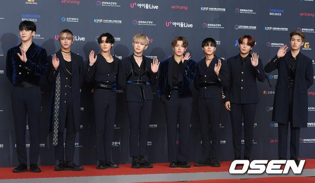 レッドカーペットでポーズをとるATEEZのメンバーたち