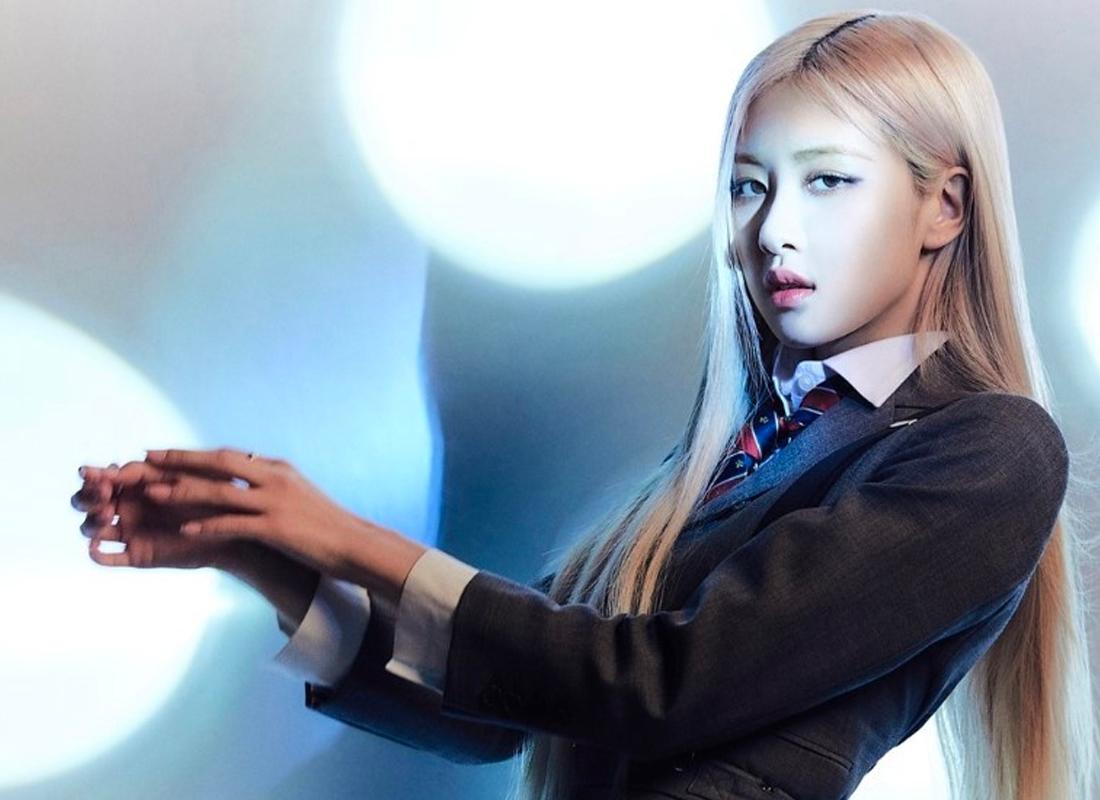 ลิซ่า Blackpink ในชุดสูทที่แสดงถึงความสง่างามและความมั่นใจ