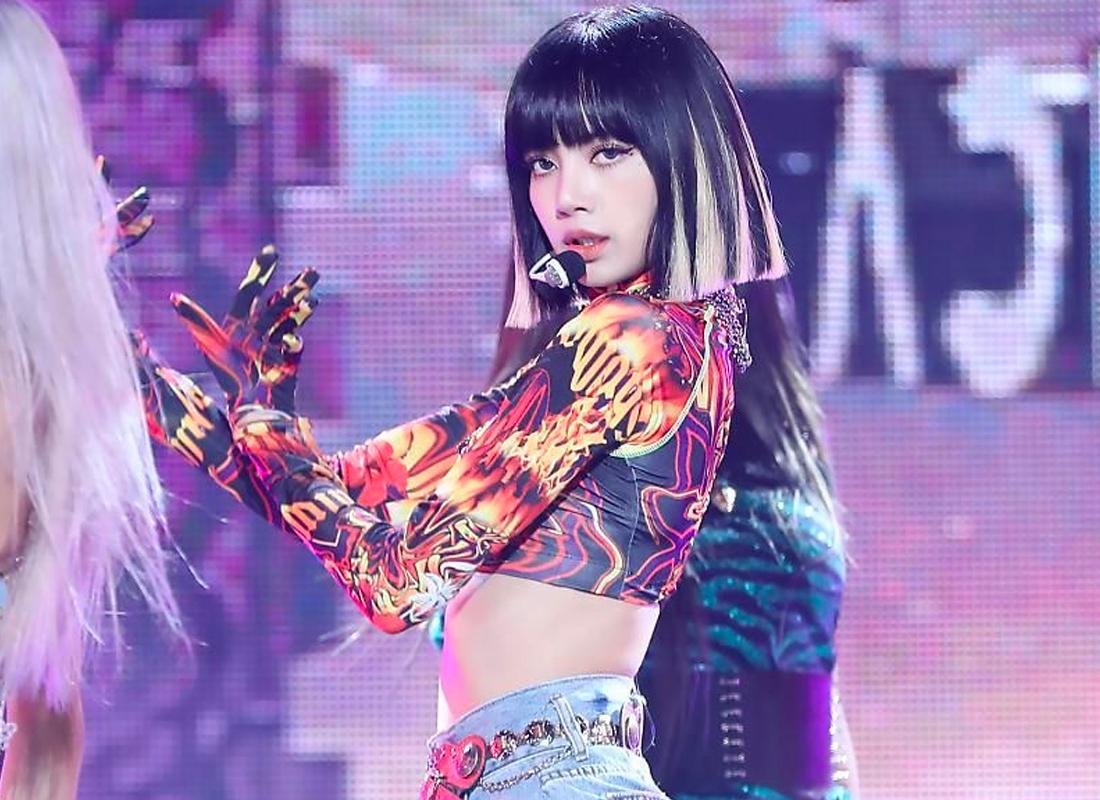 ลิซ่า Blackpink ขณะใส่ชุดเต้นที่มีสีสันสดใสบนเวที