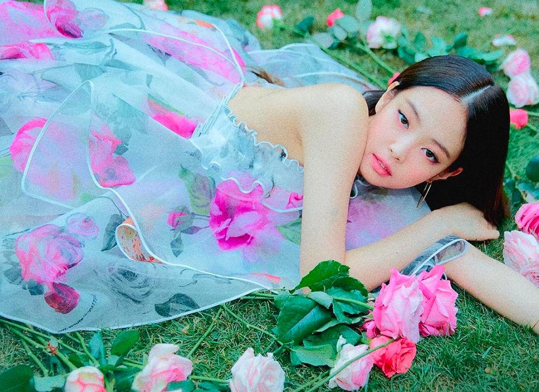 ภาพแฟชั่นของลิซ่า Blackpink ใส่ชุดกระโปรงลายดอกไม้ในสวน