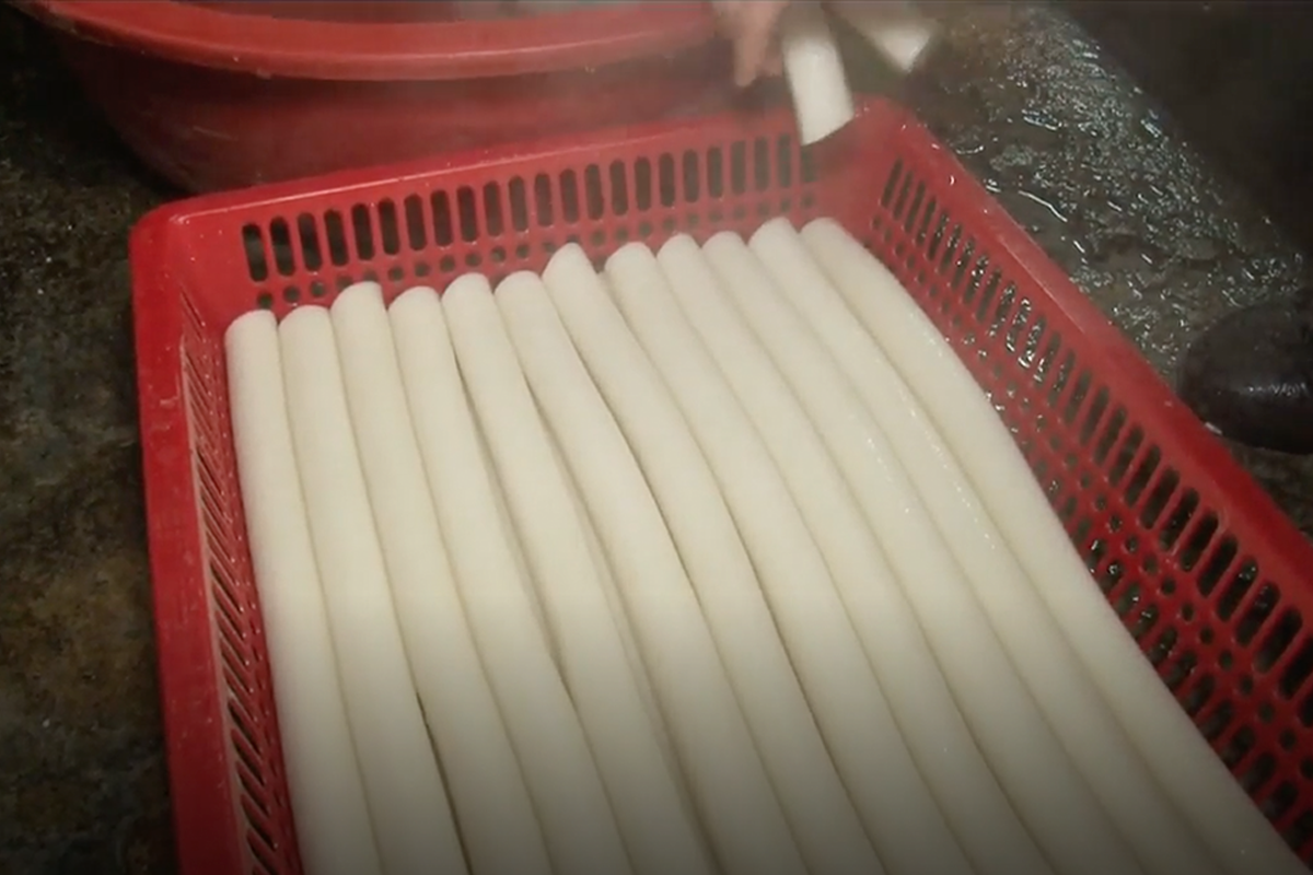 韓國長長的年糕排列在紅色籃子中，年糕在韓國象徵著長壽，是韓國傳統年節食物的材料。