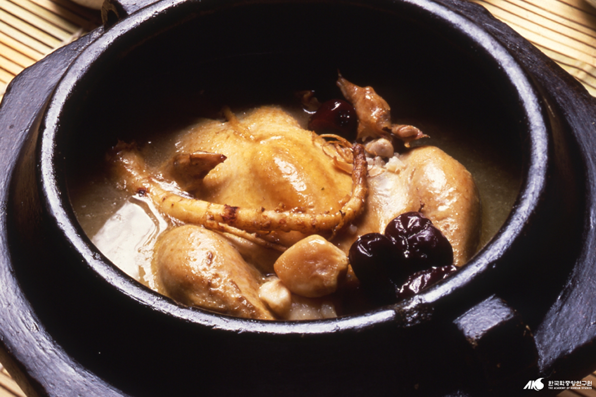 韓國蔘雞湯內有一整隻雞、蔘與紅棗等食材，是韓國三伏日以熱治熱的養生傳統美食。