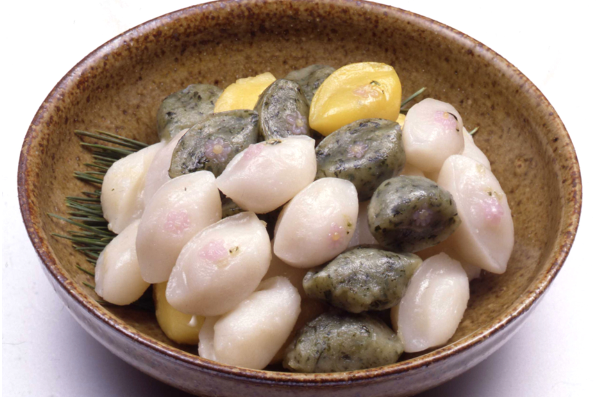 一盤色彩美麗的韓國松餅，白色、綠色和黃色相得益彰，象徵著豐收的中秋象徵美食。