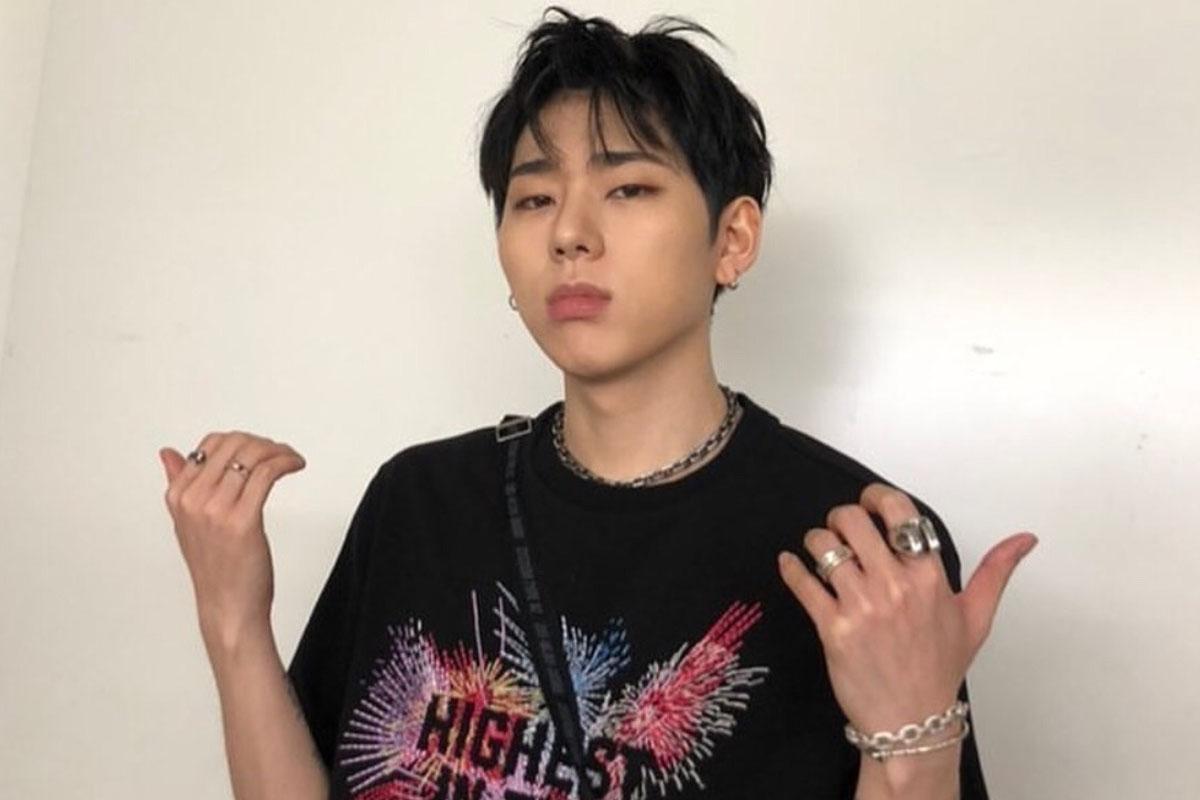 ซิโค่ในเสื้อยืดสีดำลายกราฟฟิกพร้อมสร้อยคอเงินและกำไลในมือ