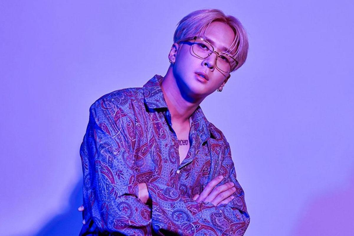 ราวี่ในเสื้อเชิ้ตลายแพทเทิร์นกับพื้นหลังโทนสีม่วง