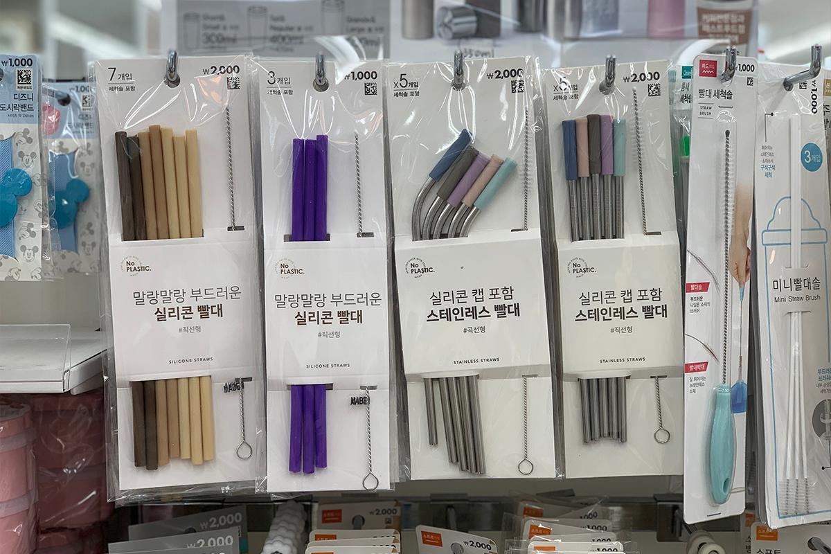 Ống hút inox có đầu gắn silicone (실리콘 캡 포함 스테인레스 빨대) - một trong 10 sản phẩm mới và bán chạy nhất trong tháng 7 ở Daiso Hàn Quốc