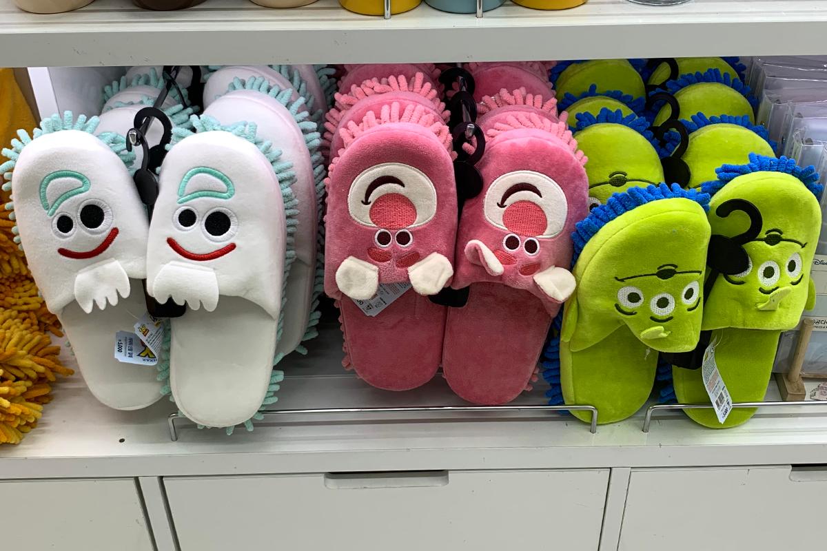 Dép lau nhà hình các nhân vật hoạt hình (캐릭터 신발 걸레) - một trong 10 sản phẩm mới và bán chạy nhất trong tháng 7 ở Daiso Hàn Quốc