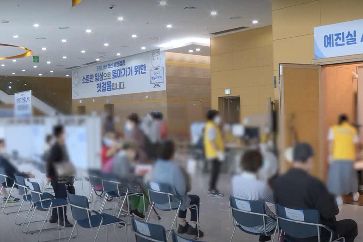 韓國疫苗接種候診區，大廳內有多名民眾在等候疫苗接種。
