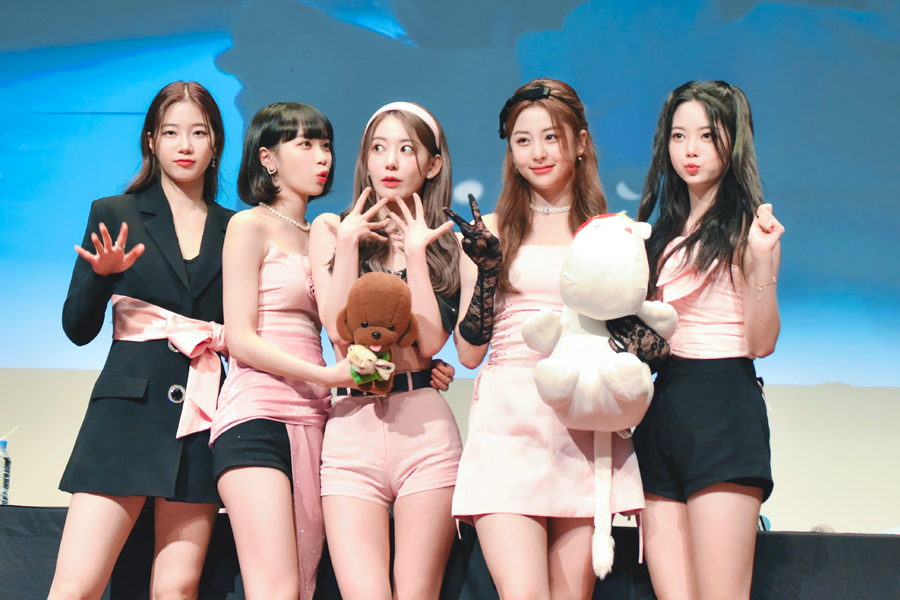 四代偶像宣傳照中，展示了韓流文化的驚豔舞臺設計和吸引力。