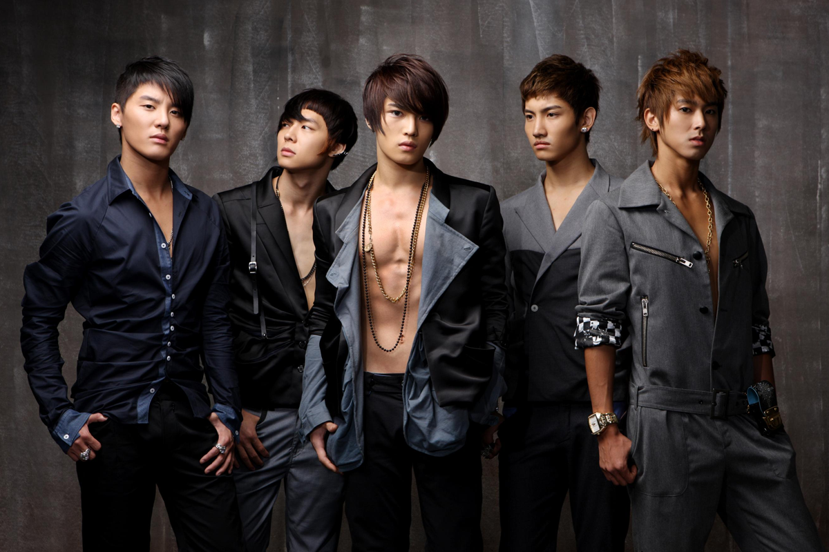 Группа TVXQ Корея. DBSK корейская группа. Группа dong Bang Shin ki. Корея группа DBSK.