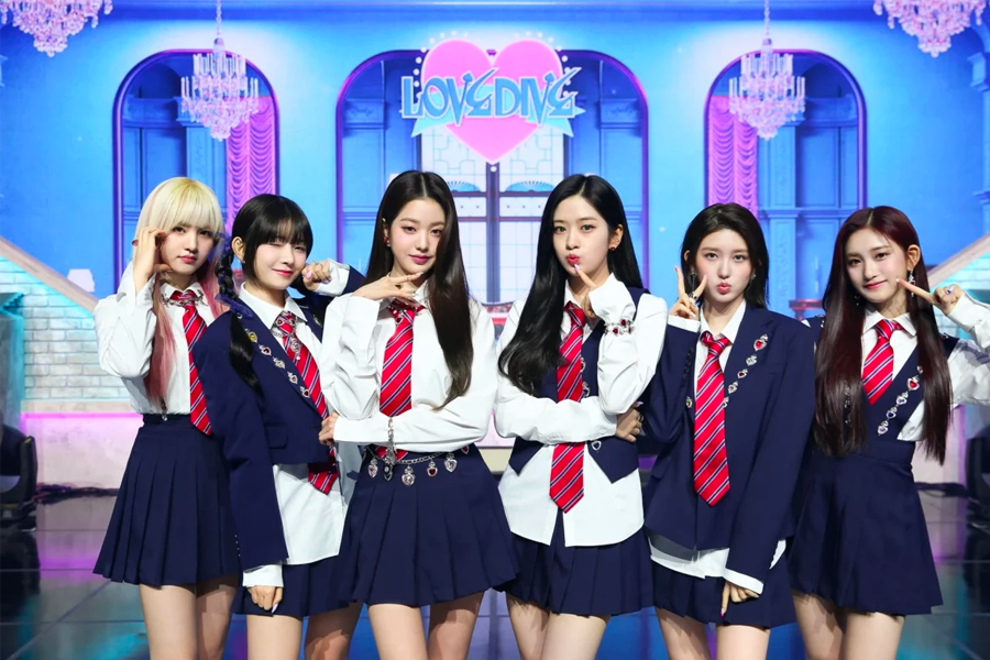 四代偶像瞄準全球市場，融入多樣文化元素的宣傳照。