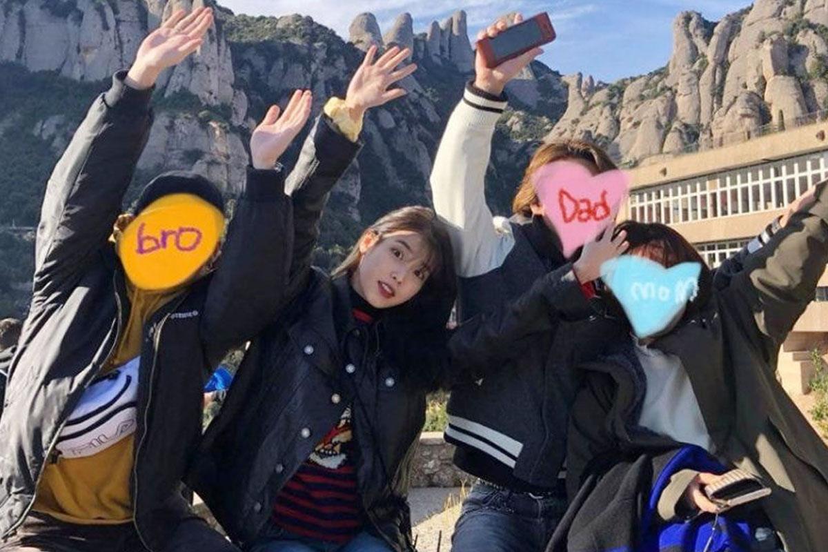 ครอบครัวถ่ายภาพที่ภูเขาบรรยากาศแสนสนุกสนาน