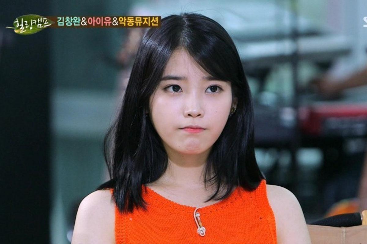 หญิงสาวในสตูดิโอโทรทัศน์ที่จัดแสดงรายการทีวีของเกาหลีใต้