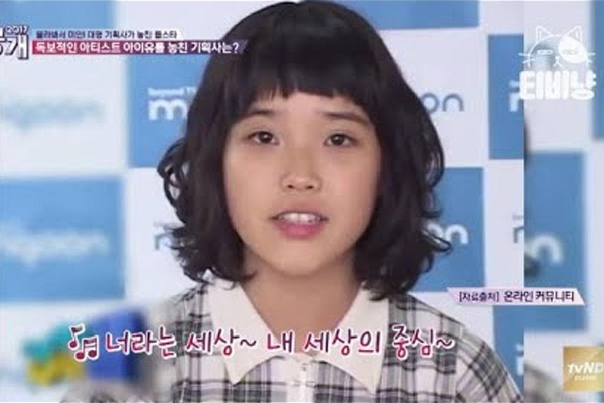 ผู้หญิงกำลังร้องเพลงอยู่ในงานแถลงข่าวของรายการโทรทัศน์