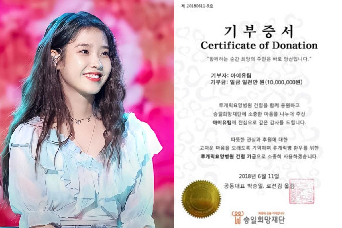 นักร้องหญิงพร้อมใบรับรองบริจาคกำลังยืนบนเวทีกำลังร้องเพลง