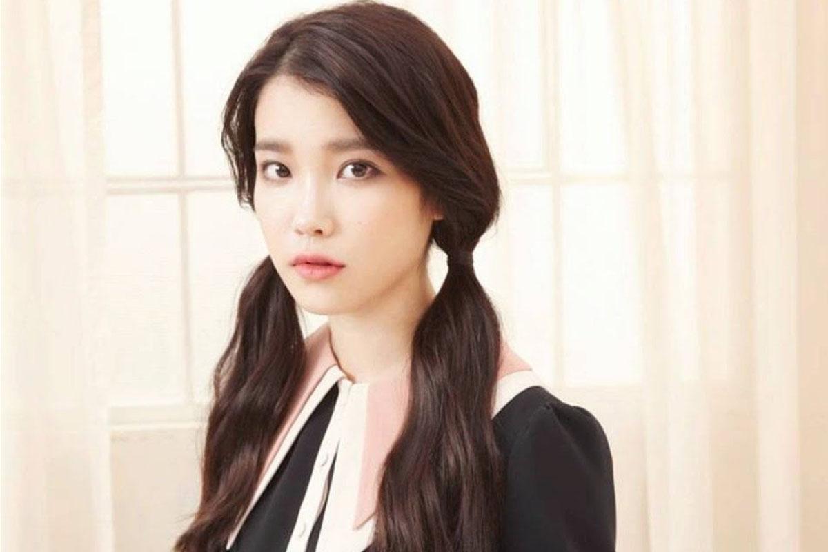 หญิงสาวในชุดกระโปรงน่ารักกับผมหางม้าหน้าม่านสีอ่อน