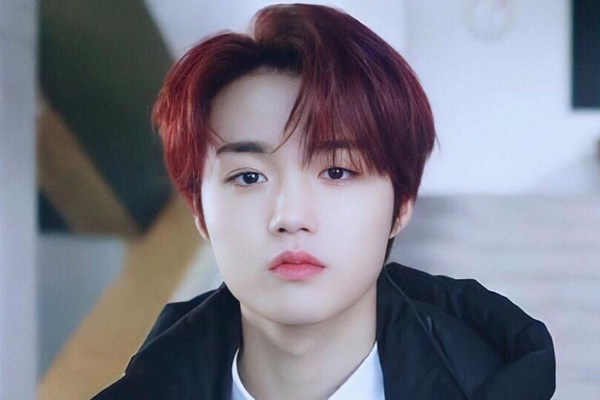 สมาชิกวง TREASURE ใส่ชุดหล่อสีดำ ภาพถ่ายโปรโมทจากวง TREASURE ของค่าย YG Entertainment แสดงถึงเสน่ห์และความสามารถในวงการเพลงเกาหลี