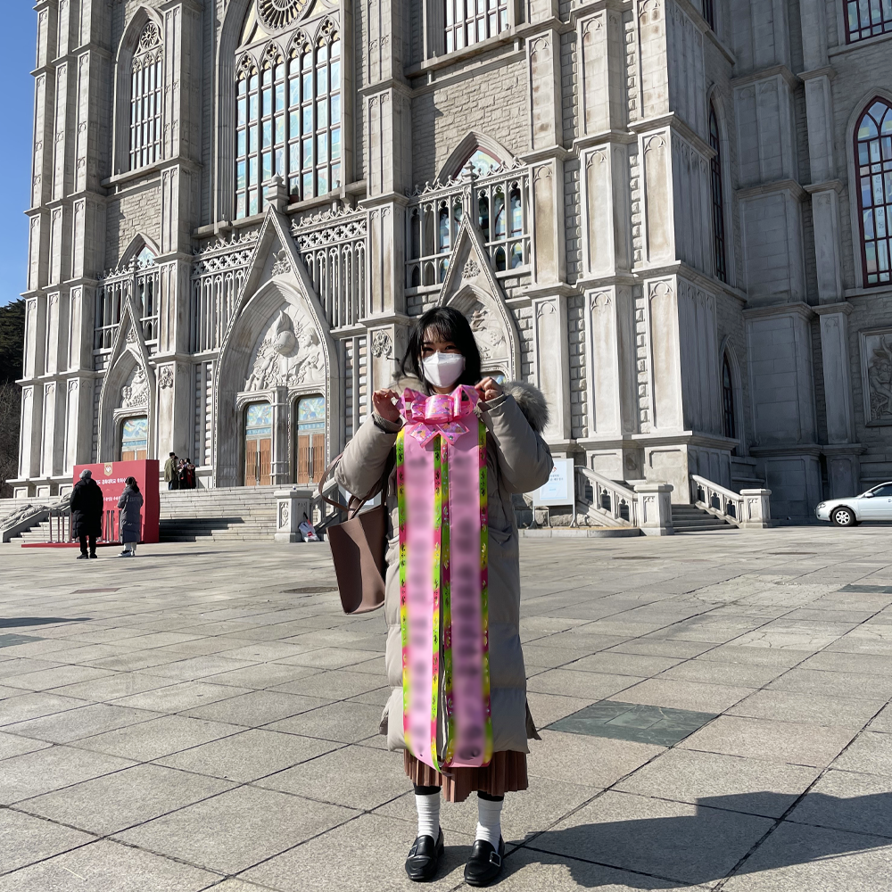 A person with a human wreath ribbon