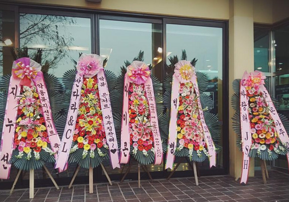 Ghirlande in piedi fuori da un