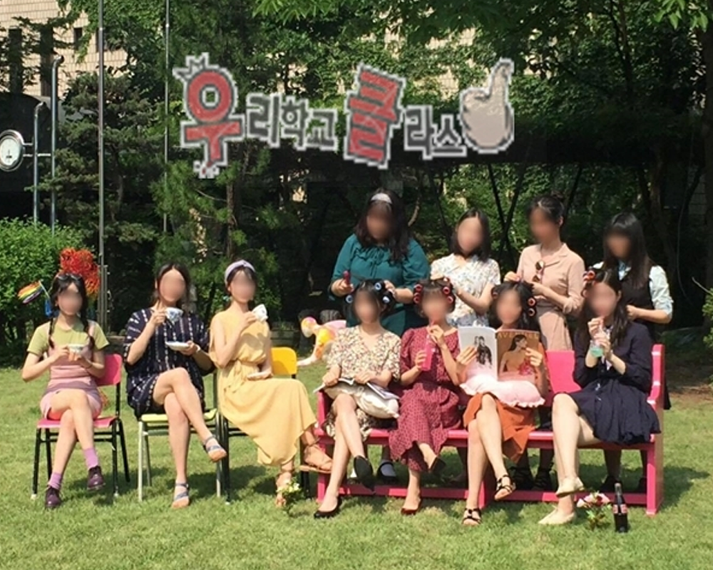 Un gruppo di studenti in cosplay seduti all