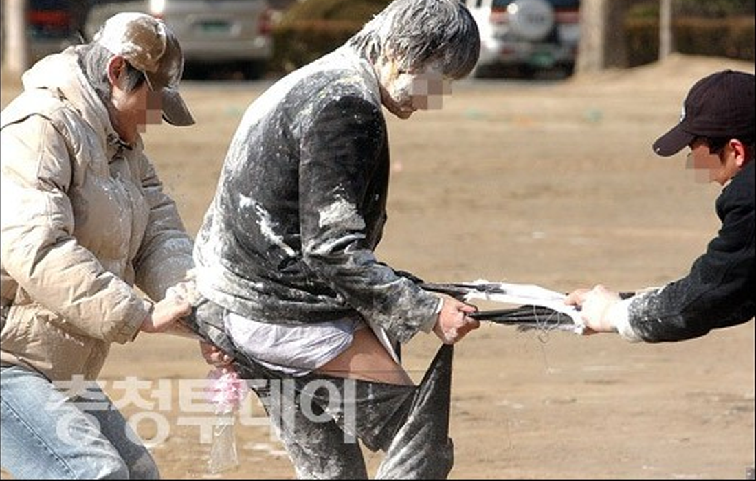 Studenti che strappano l