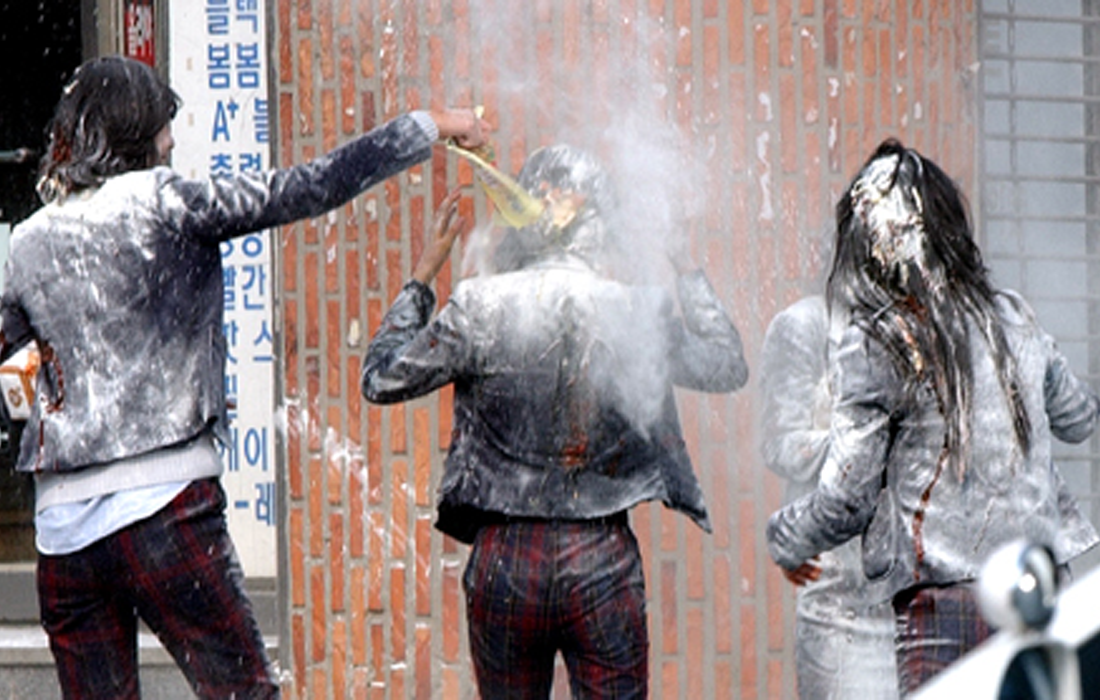 Studenti che lanciano farina l