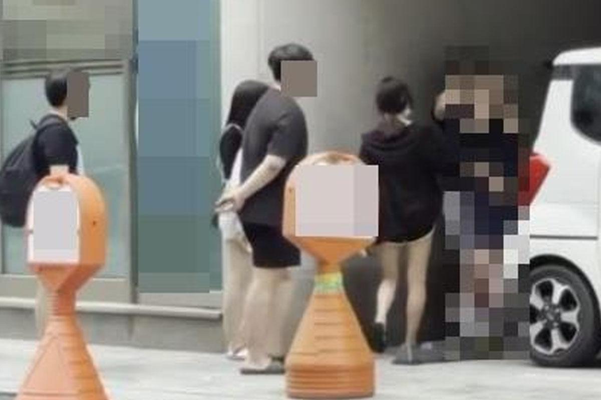 กลุ่มนักเรียนมัธยมต้นเกาหลีกำลังยืนอยู่หน้าอาคาร กลายเป็นประเด็นที่ถูกพูดถึงในโลกออนไลน์