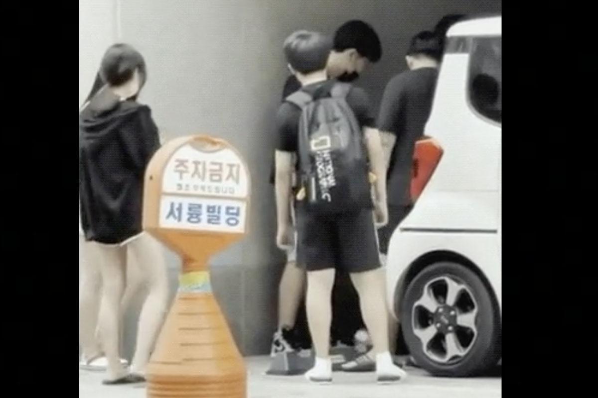 เหตุการณ์ที่กลุ่มนักเรียนเกาหลียืนนอกอาคารที่กลายเป็นข่าวในประเด็นการแกล้งกันในเกาหลี