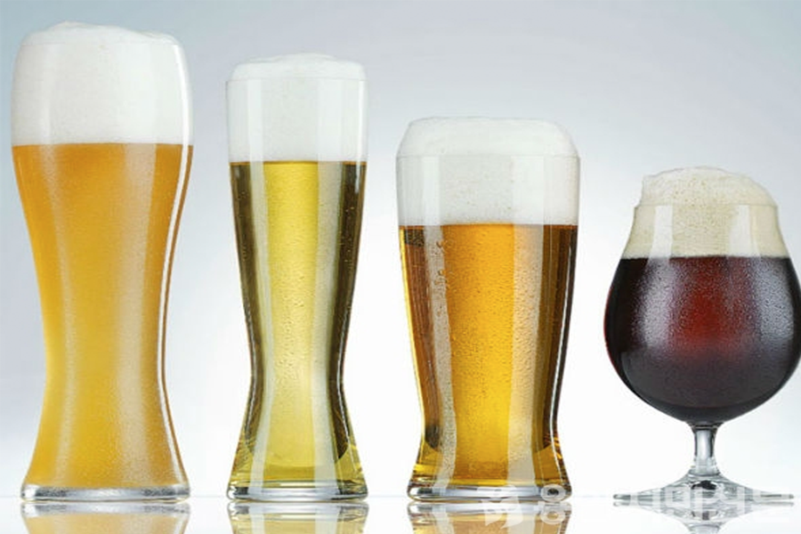 四种不同颜色和形状的啤酒杯，分别装有不同的啤酒，展示了啤酒杯的多样设计。