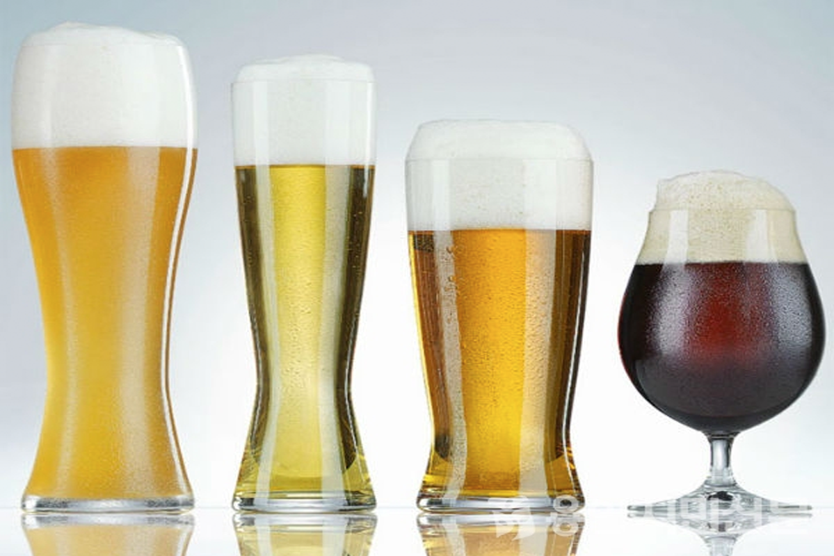 四款啤酒杯不同形狀和大小排列在一起，展示如何啤酒杯的設計對啤酒風味的維持有影響。