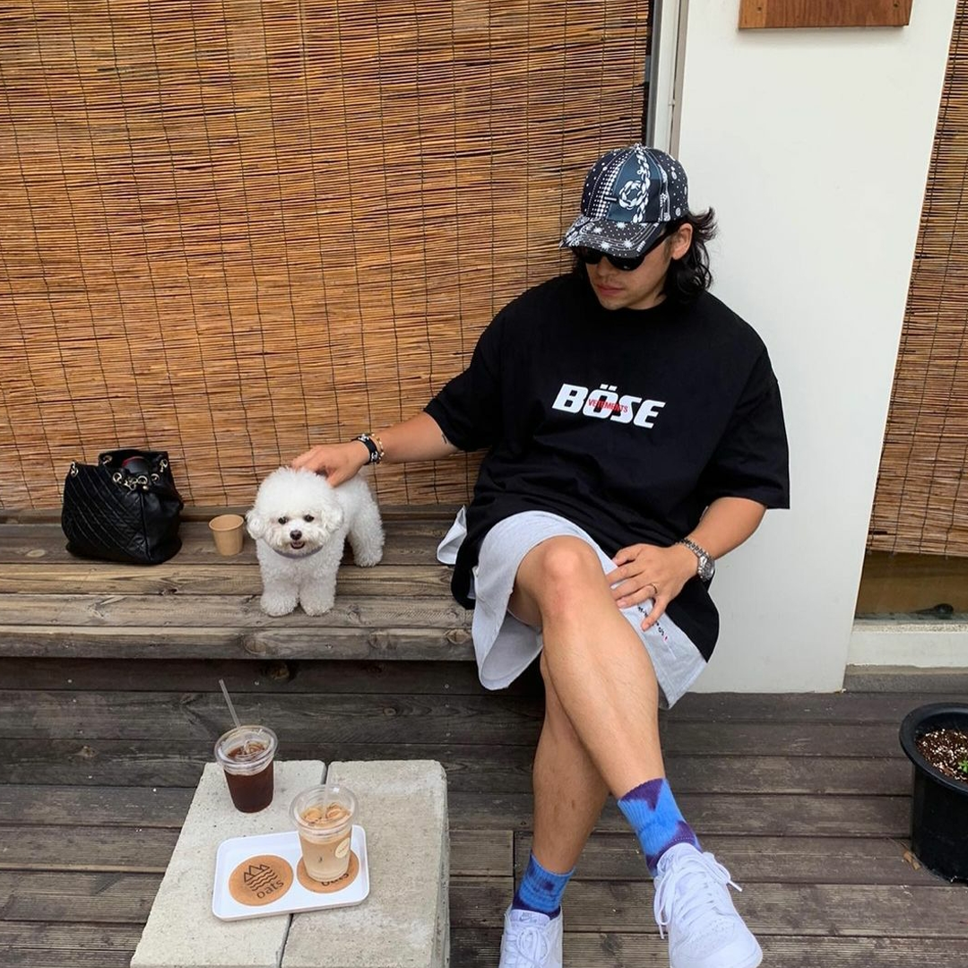 A dog and a man on a wooden bench at Oats Coffee in Seoul