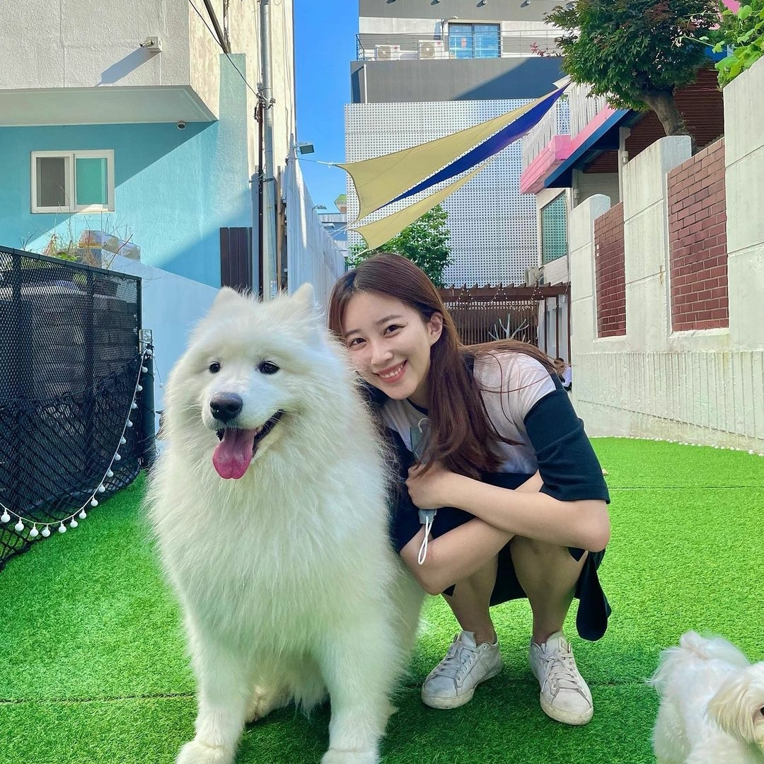 Woman with big dog at Mongmongbucks in Seoul