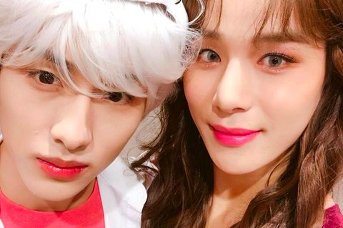 NCT成員廷祐微笑著身穿粉紅色外套,展示成熟魅力。