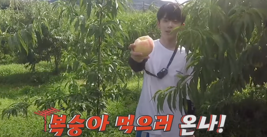 VERIVERY成員岡旻穿著黑色襯衫,展示活潑造型。