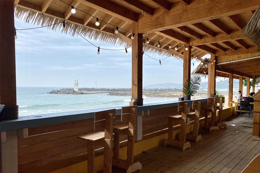 釜山機張餐廳的室外座位區，可以享受海景和美味的刀削麵。