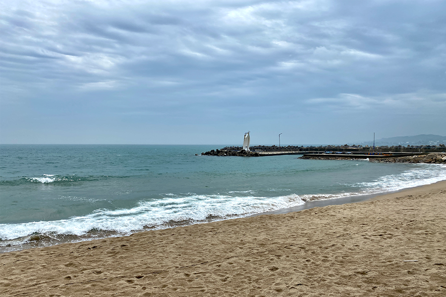 海邊散步道的美麗景色，展示海洋與沙灘的自然風光。