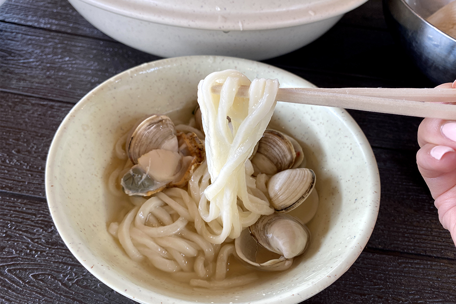 展示韓國海雲臺海鮮刀削麵的份量及新鮮度。