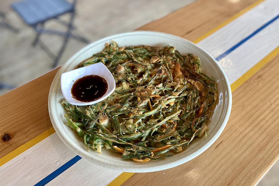 韓國青陽辣椒韭菜煎餅，配上一碗美味的海鮮湯刀削麵。