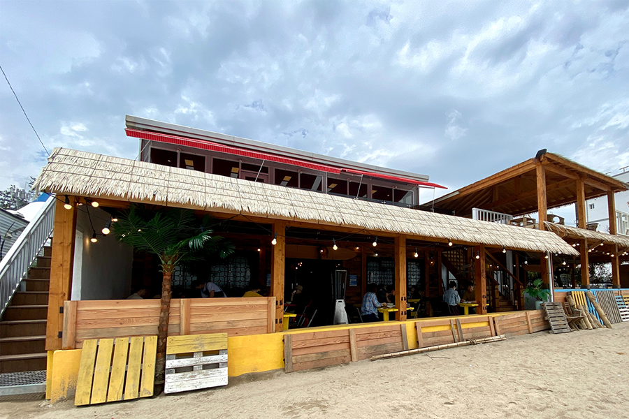 海雲臺海的景色，展示餐廳周圍的美麗自然景觀。