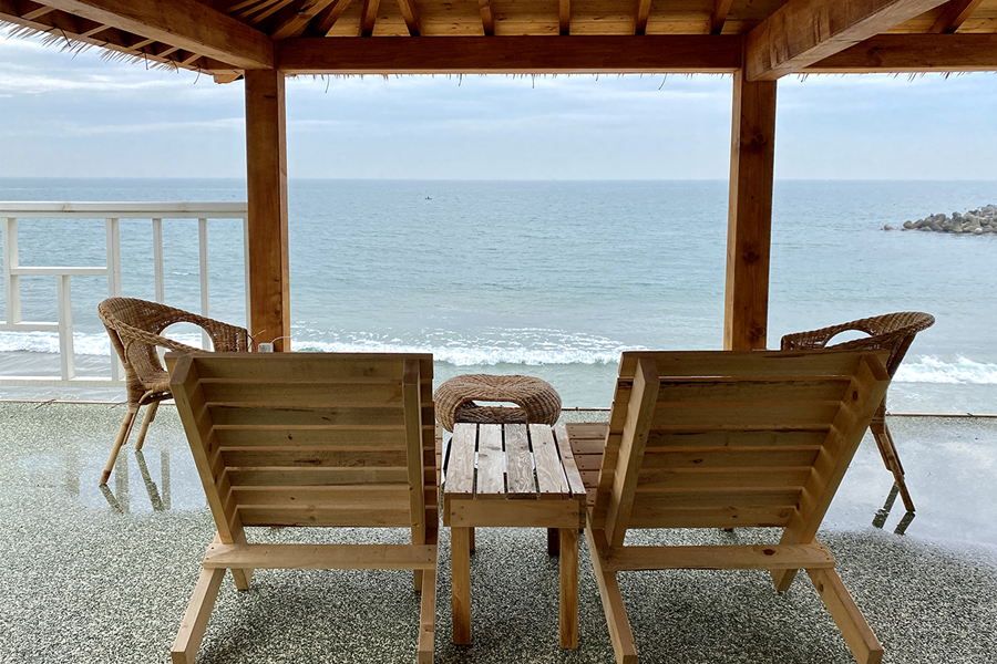 吃海鮮刀削麵，展示豐富的貝類和滑順的麵條。