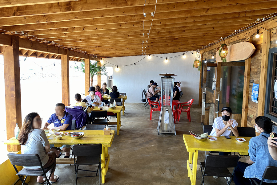 黃色和紅色椅子組合設計的座位，展示餐廳活潑的氛圍。