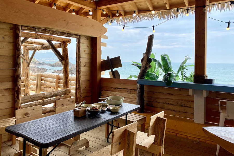 陽臺上設有座位的露天區域，可以享受海景的美麗。