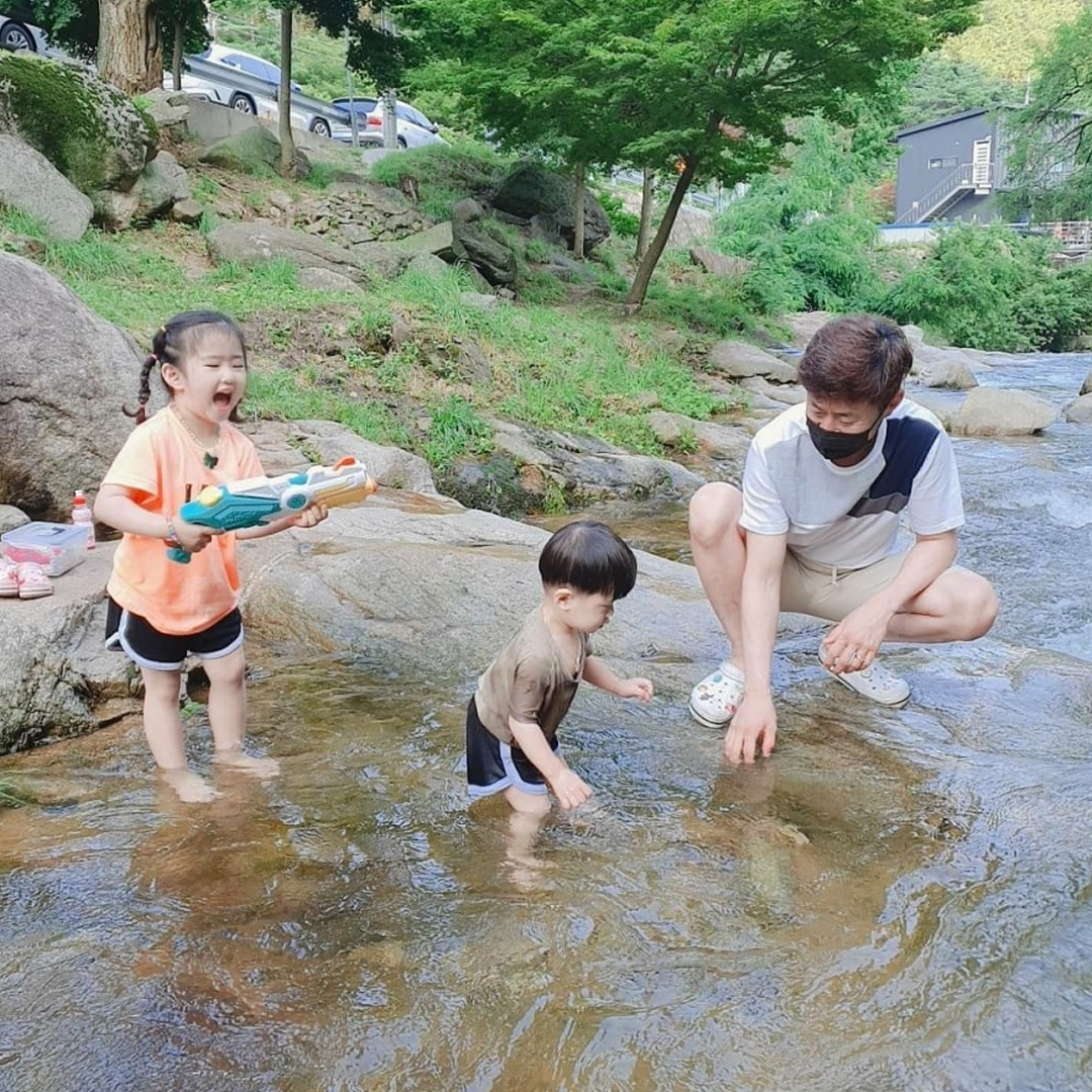 Kids play in the water with their dad