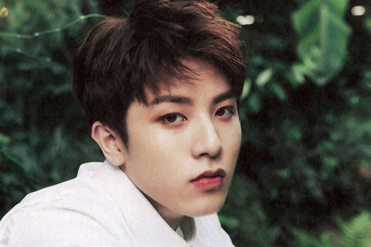 ภาพของจองฮวาน สมาชิกวง TREASURE พื้นหลังเป็นป่าเขียวชอุ่ม