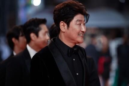 カンヌ国際映画祭のレッドカーペットを歩く俳優ソン・ガンホ