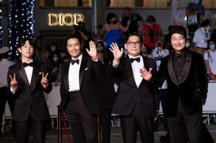 カンヌ国際映画祭のレッドカーペットにて映画「非常宣言」チームがポーズを取る