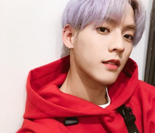 赤いフードを着たBTOBメンバーの一部が写っている画像