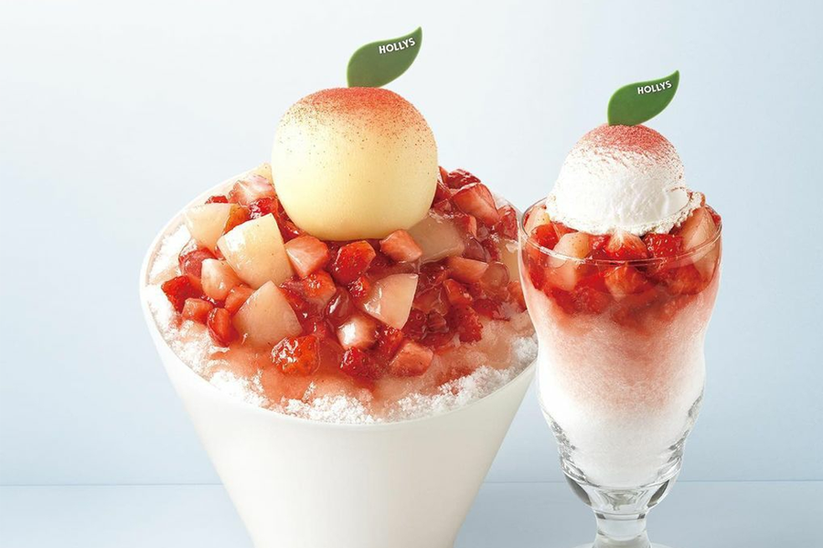 新鲜草莓、蜜桃堆积的清爽刨冰，由Hollys Coffee制作，展示丰富颜色和口味的天然美学效果。