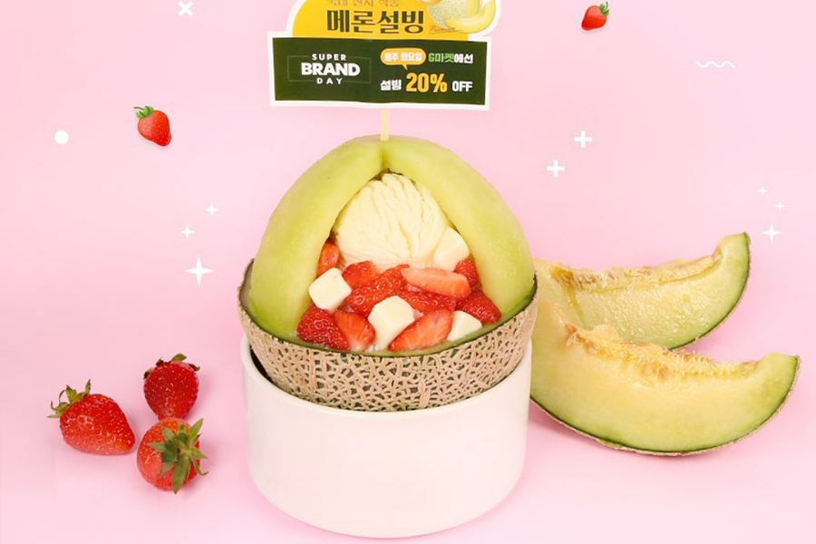 彩色多汁的草莓片搭配奶油奶酪填满半个蜜瓜，雪冰甜点的甜蜜特色。