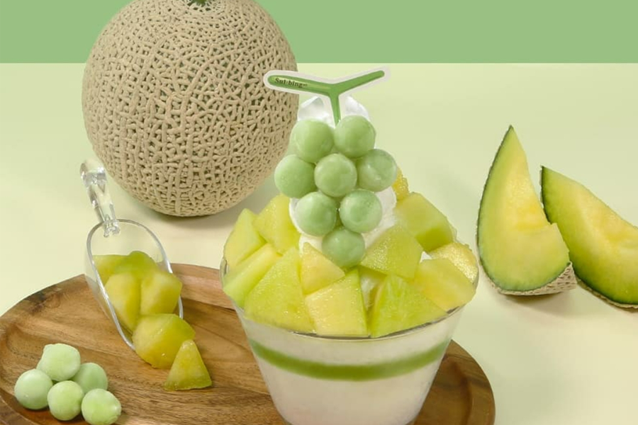 以香麝葡萄、高密度优格和红色蜜瓜球为特色的雪冰刨冰，韩国夏日清凉解暑佳品。